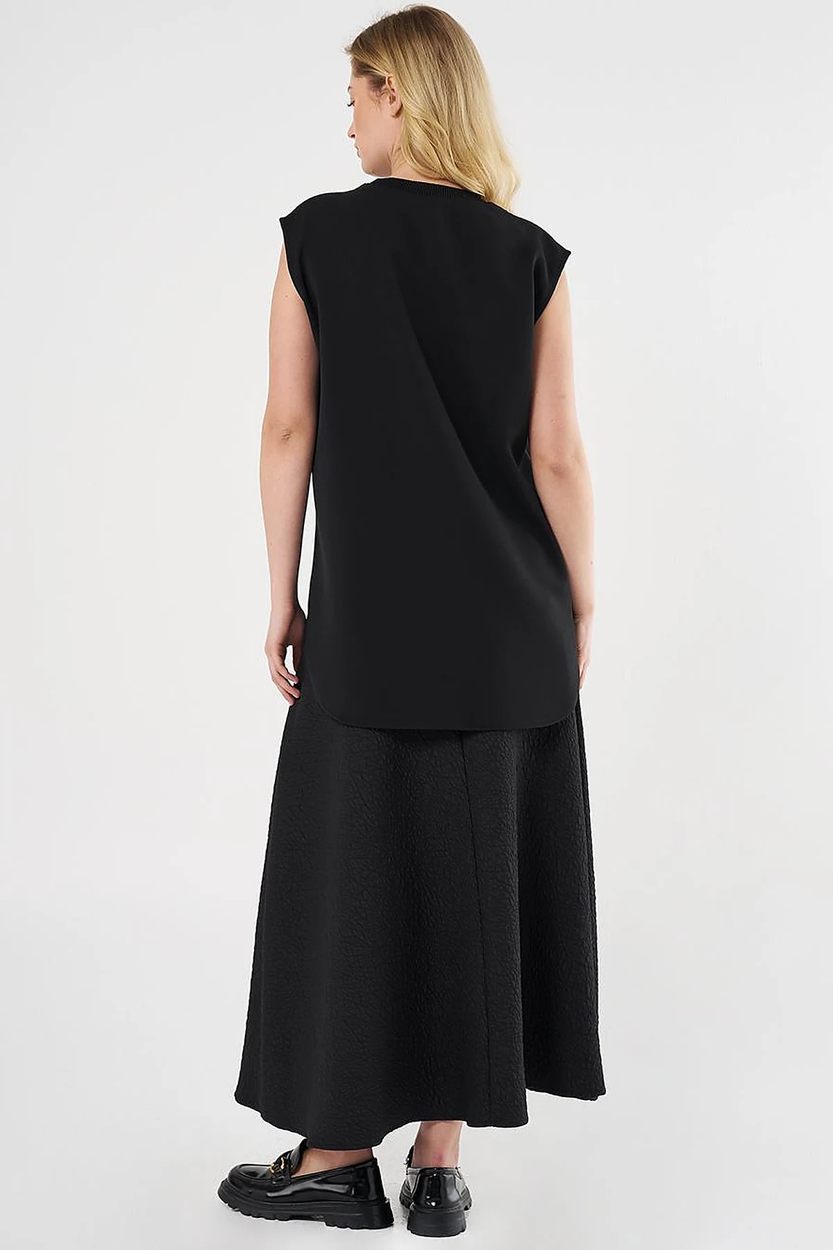 Sleeveless T-Shirt in Black