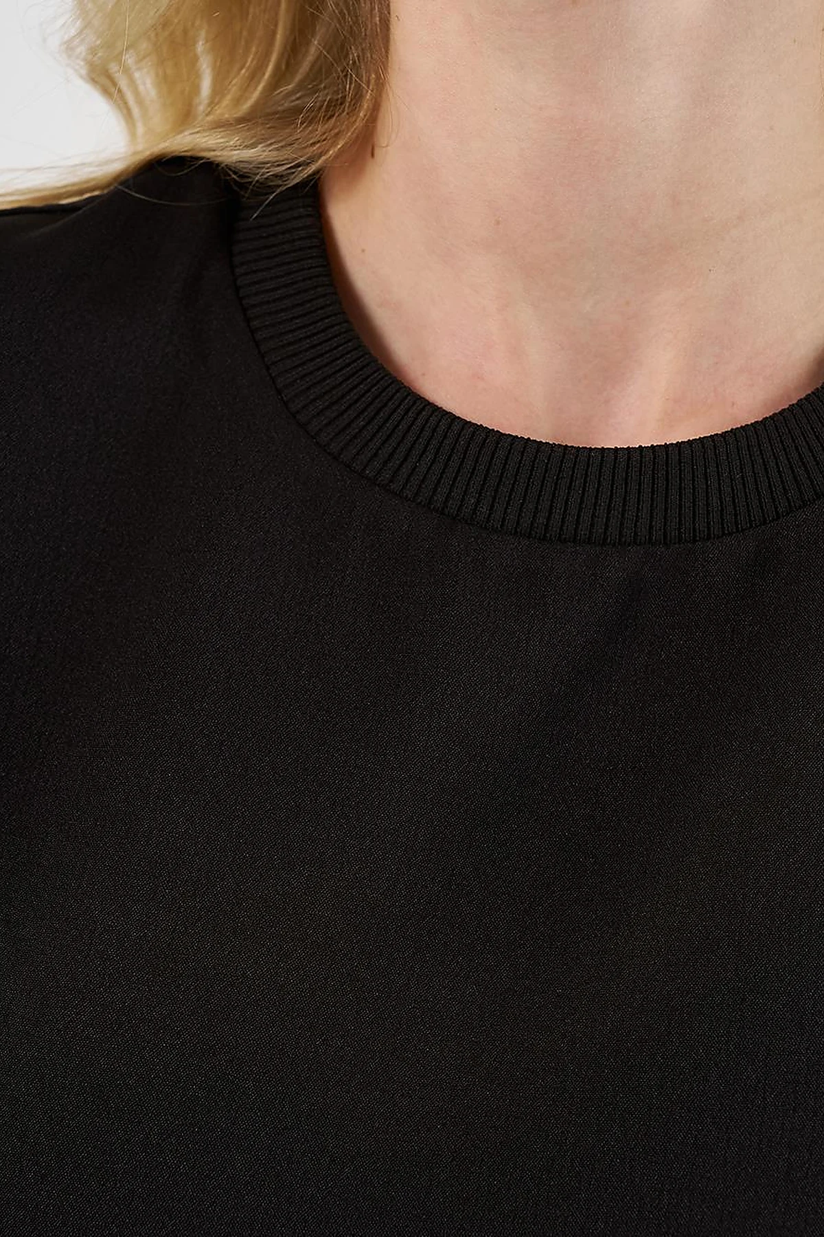 Sleeveless T-Shirt in Black