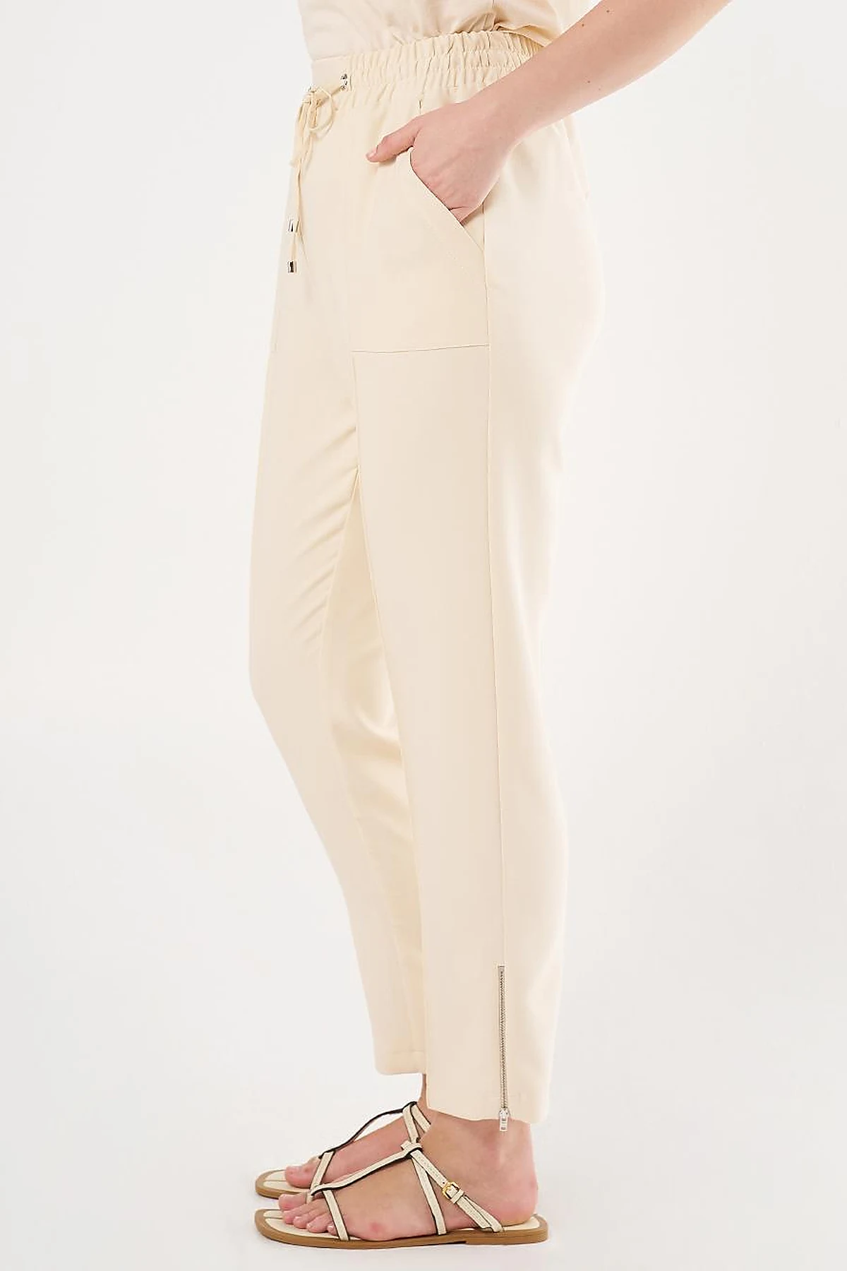Wide Pocket Topstitched Pants in Cream