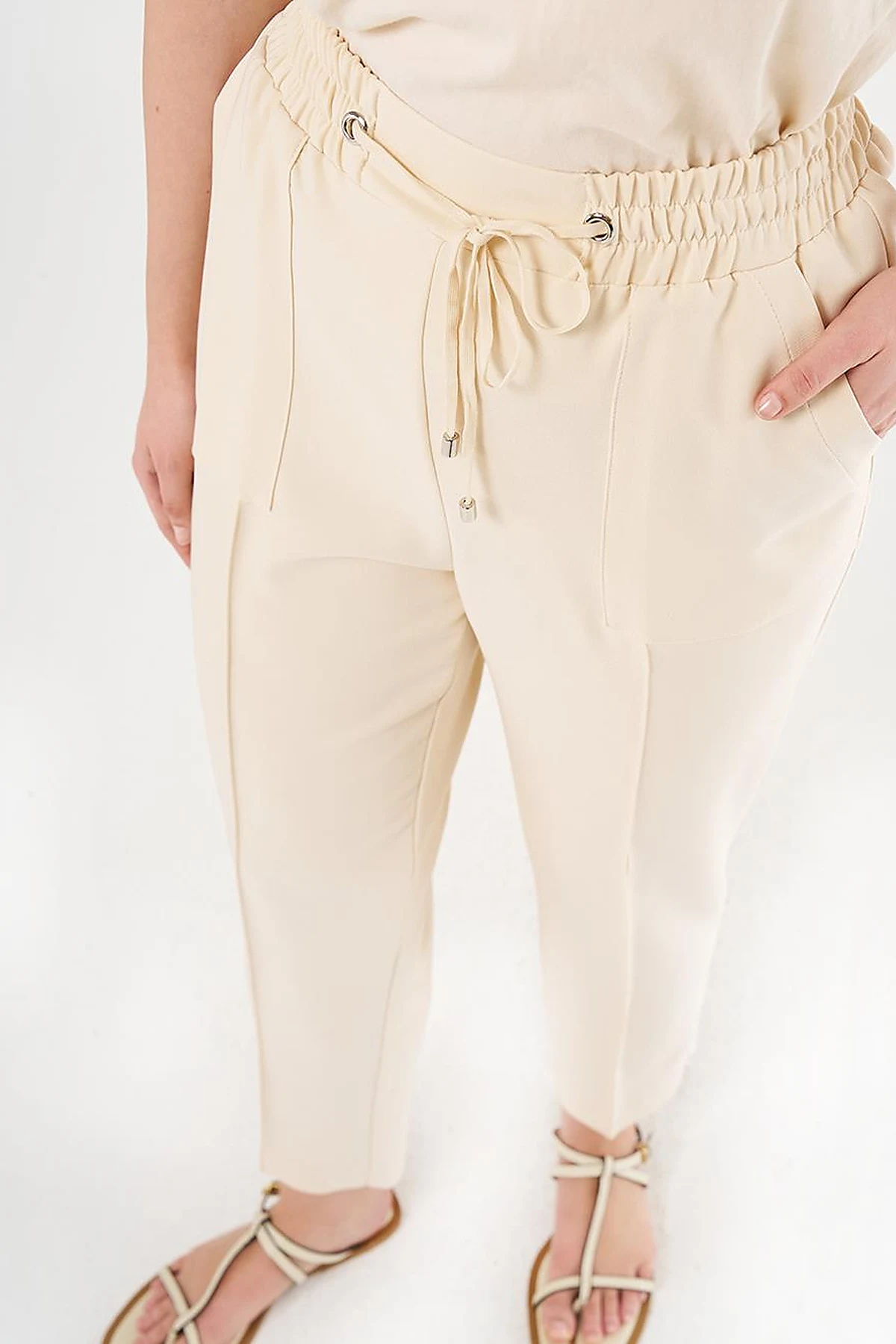 Wide Pocket Topstitched Pants in Cream