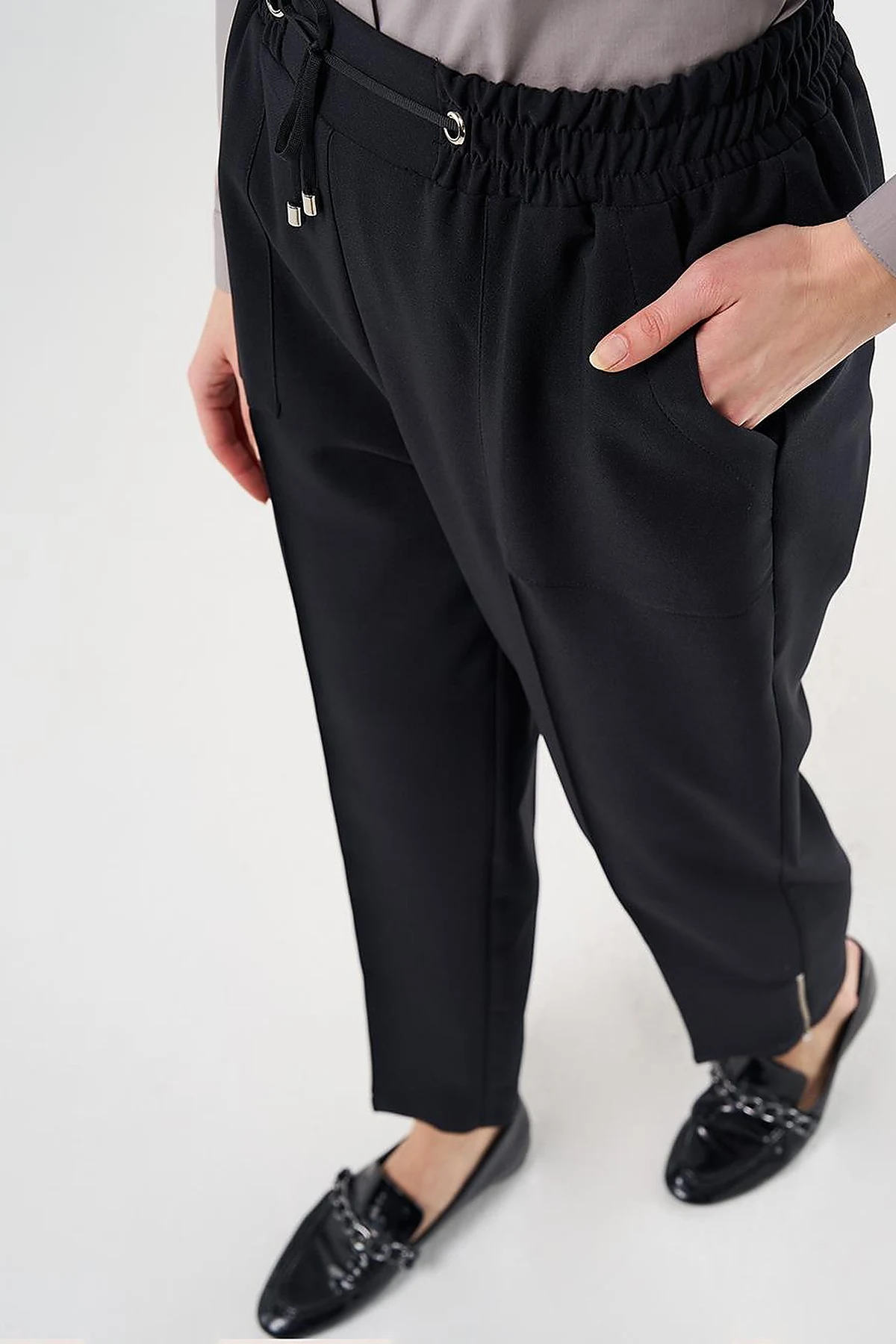 Wide Pocket Topstitched Pants in Black
