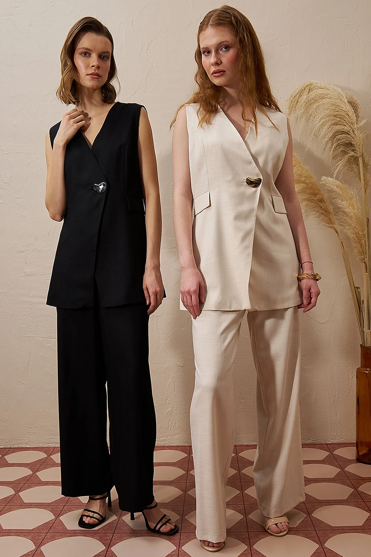 Metal Accessory Detailed Two Piece Suit Cream