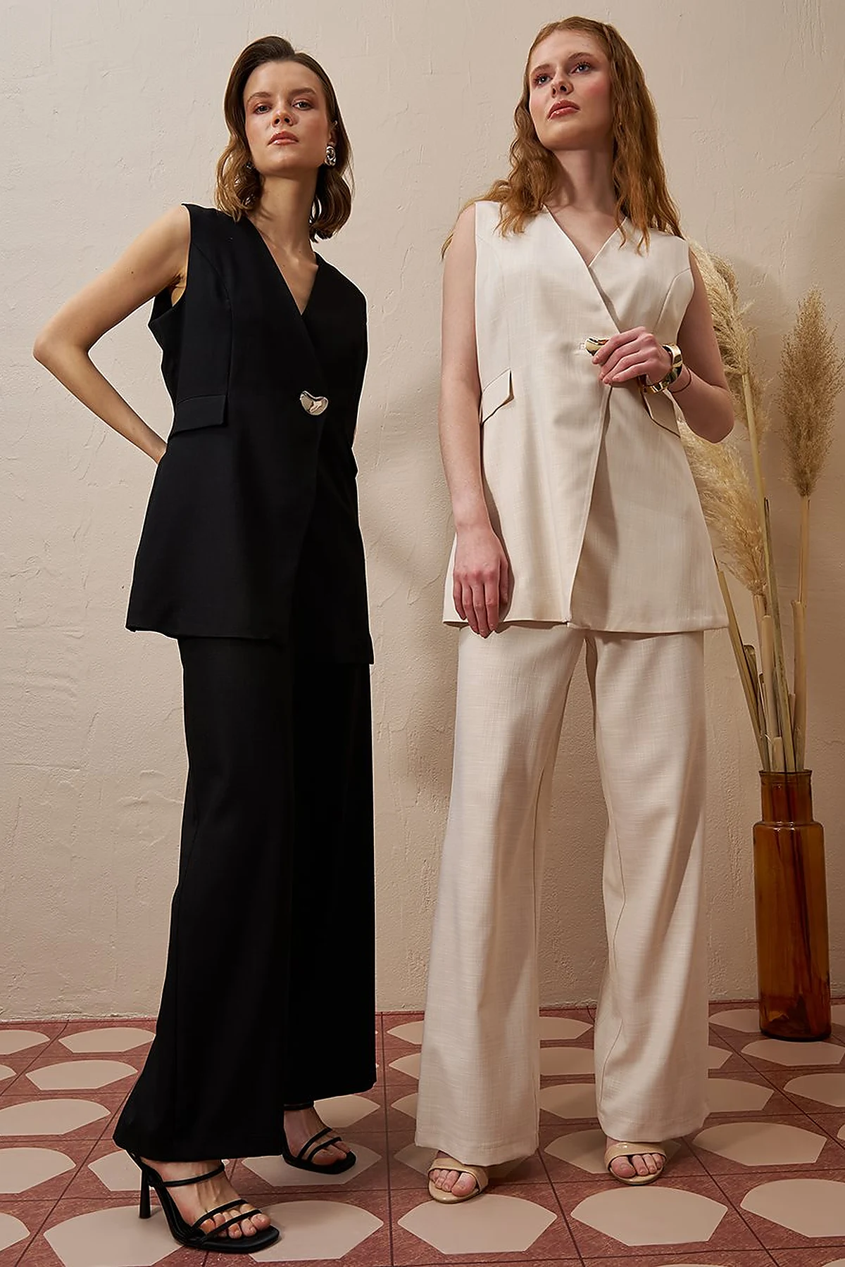 Metal Accessory Detailed Two Piece Suit Cream