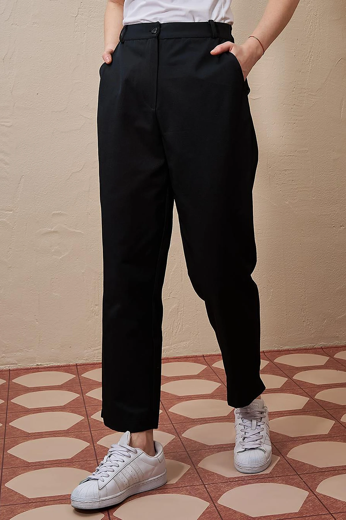 Slit-Hem Carrot Cut Pants Black