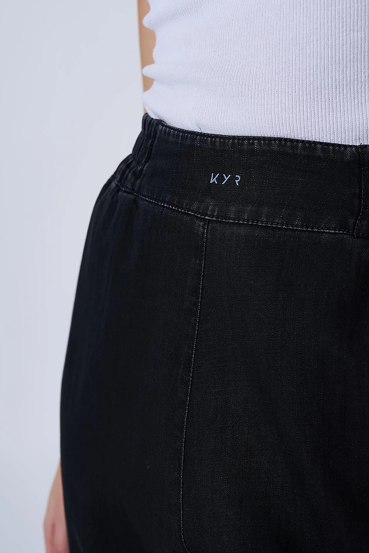 High-Waisted Elasticated Tapered Lyocell Pants Black