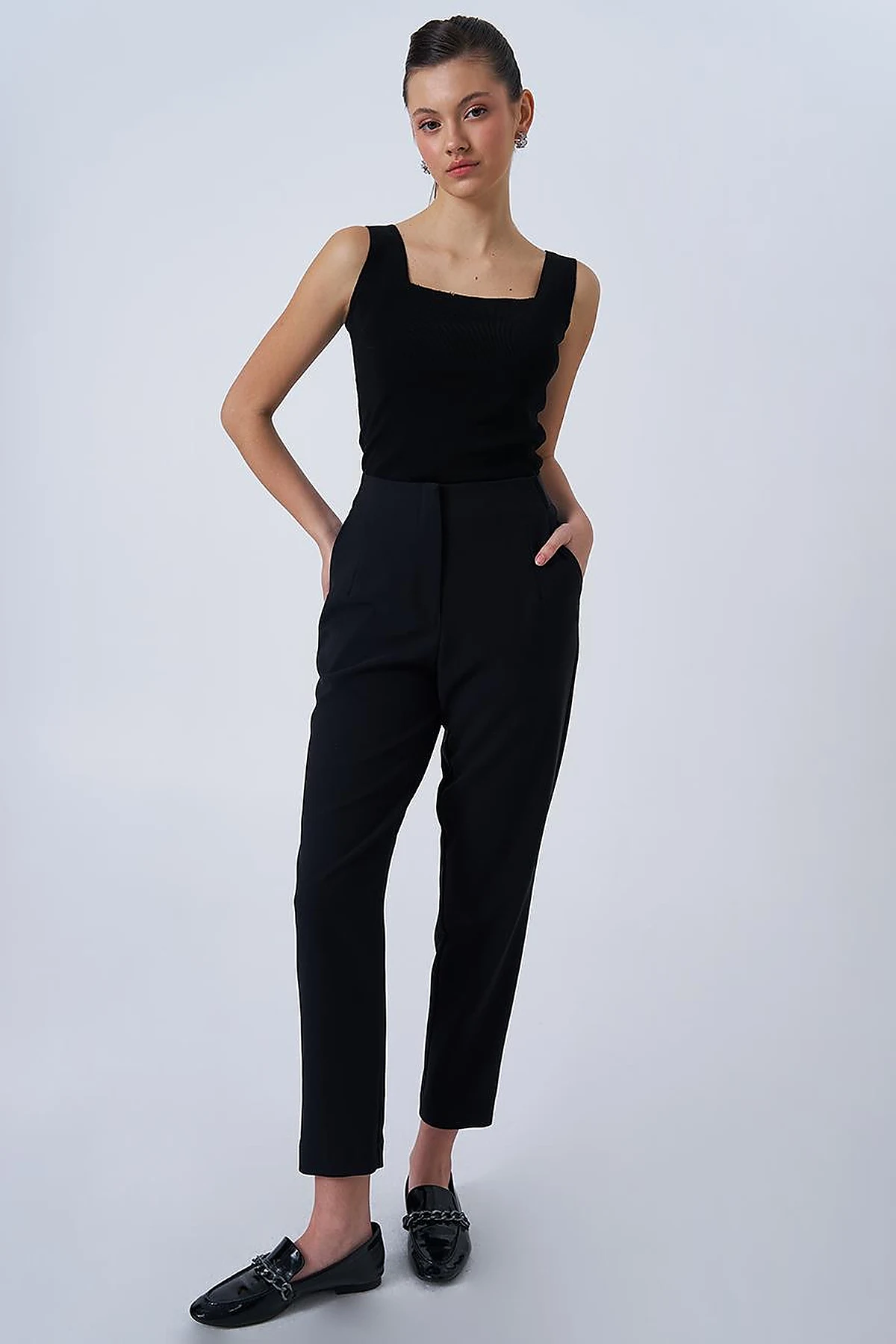 Pleated High-Waist Pants in Black