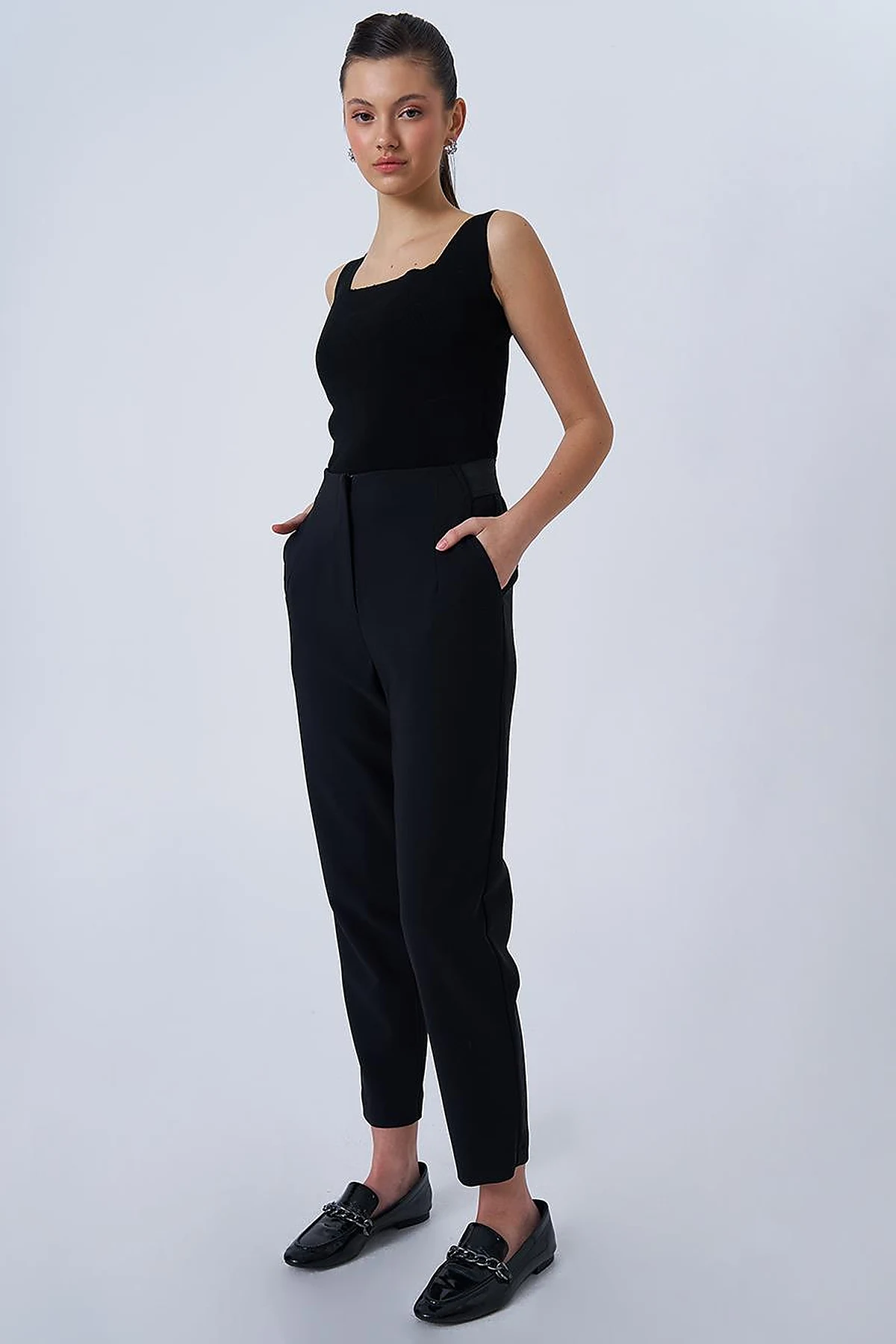 Pleated High-Waist Pants in Black