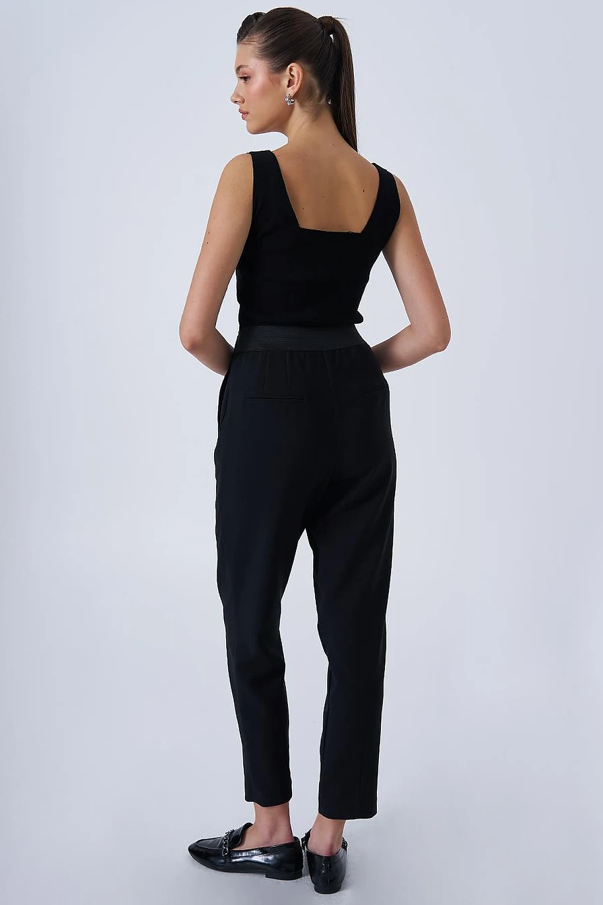 Pleated High-Waist Pants in Black