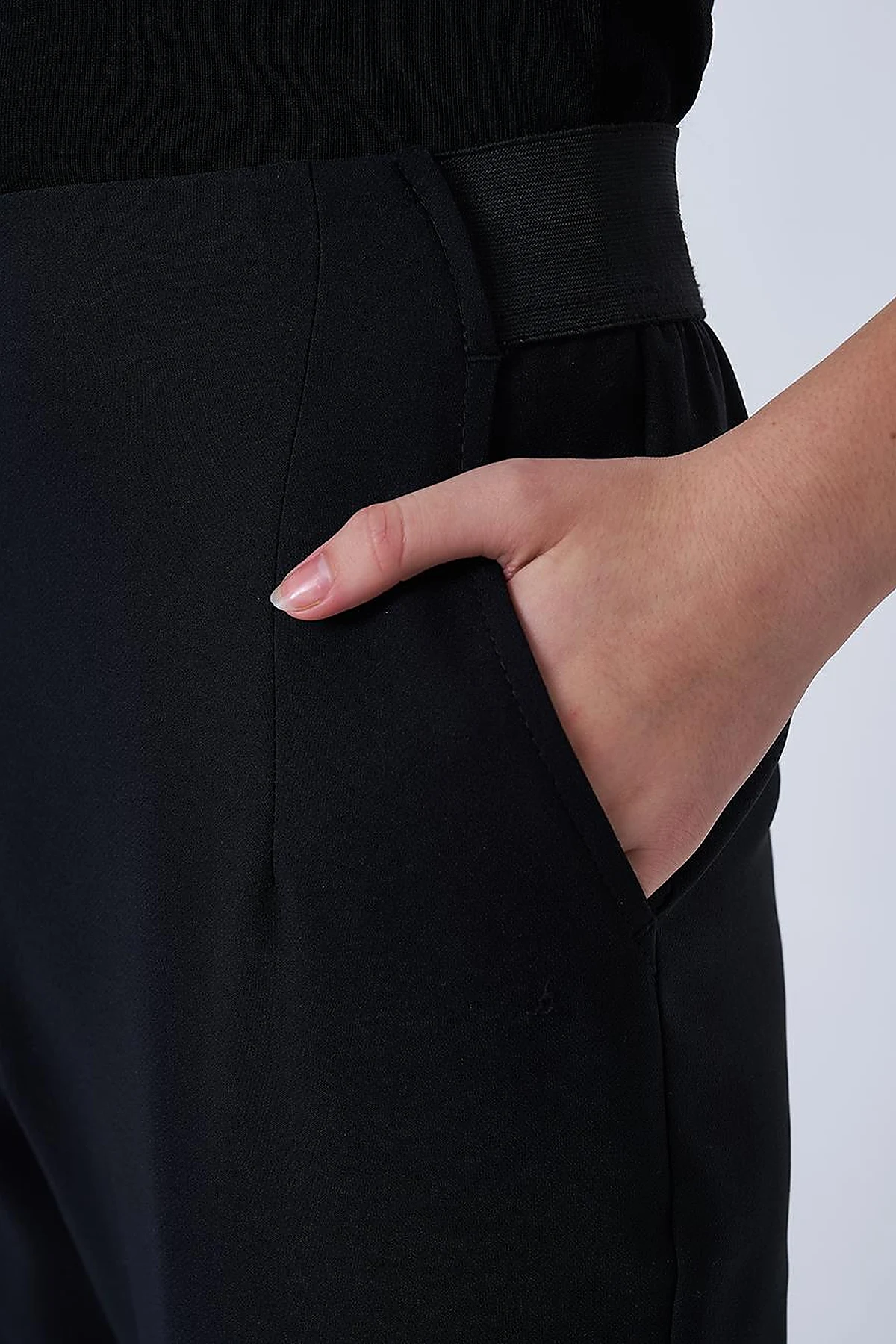 Pleated High-Waist Pants in Black
