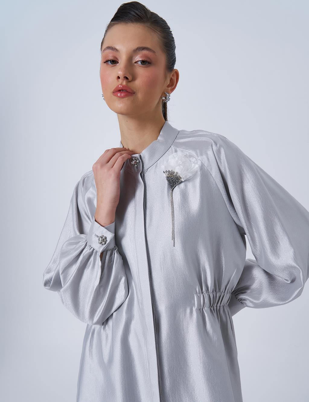 Broş Detaylı Saten Tunik Gri