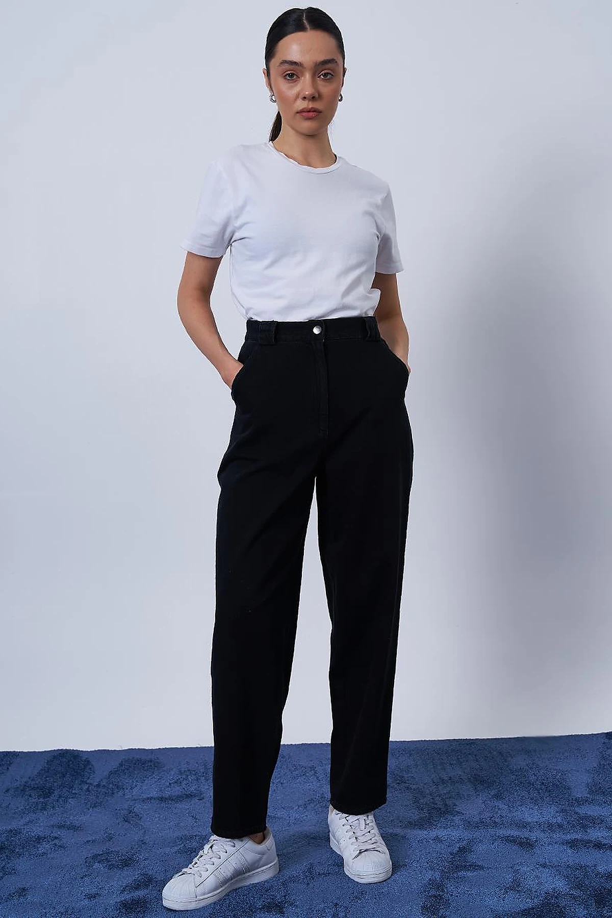 Carrot Cut Denim Pants in Gray