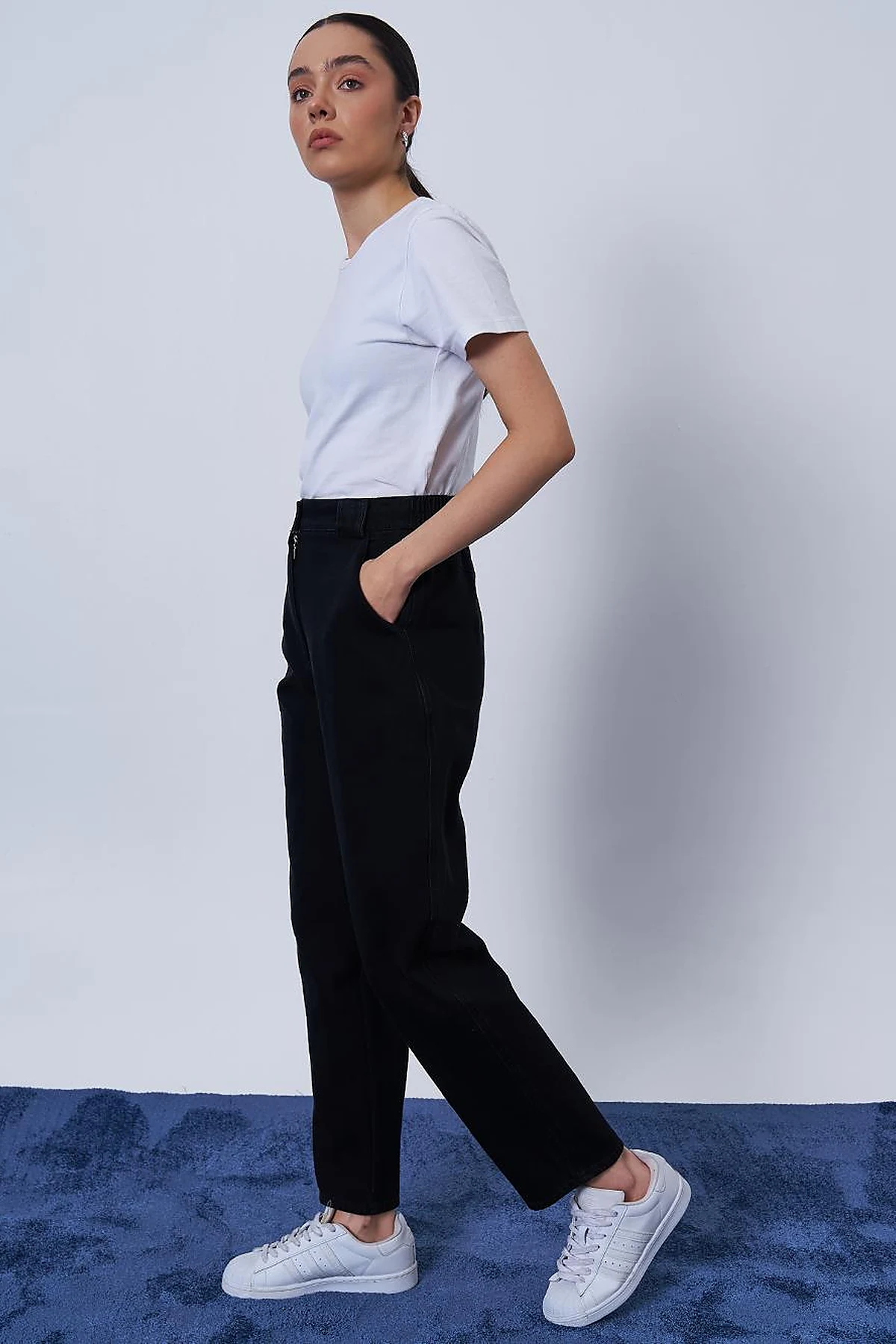 Carrot Cut Denim Pants in Gray