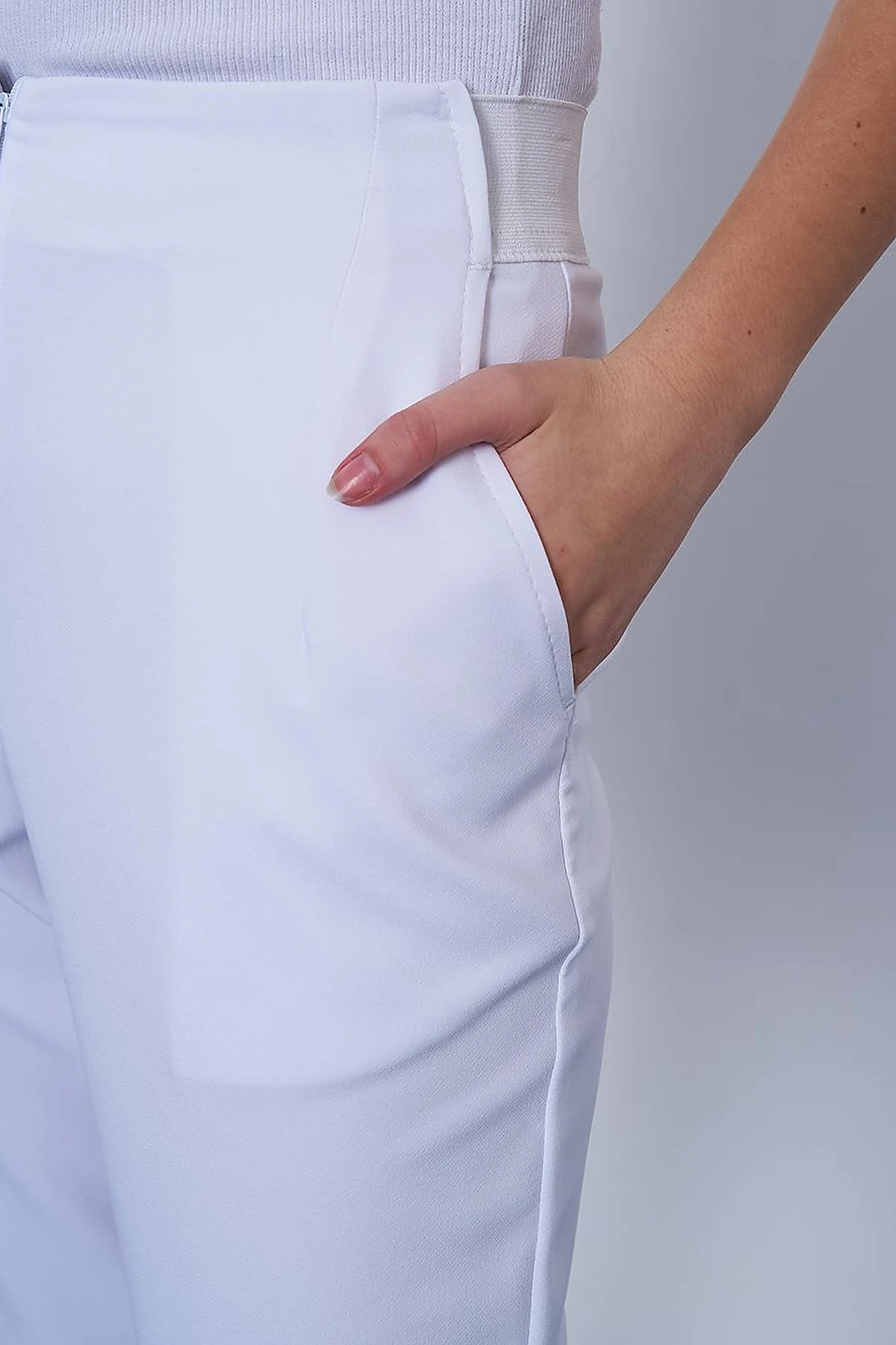 Pleated High-Waist Pants in Optical White
