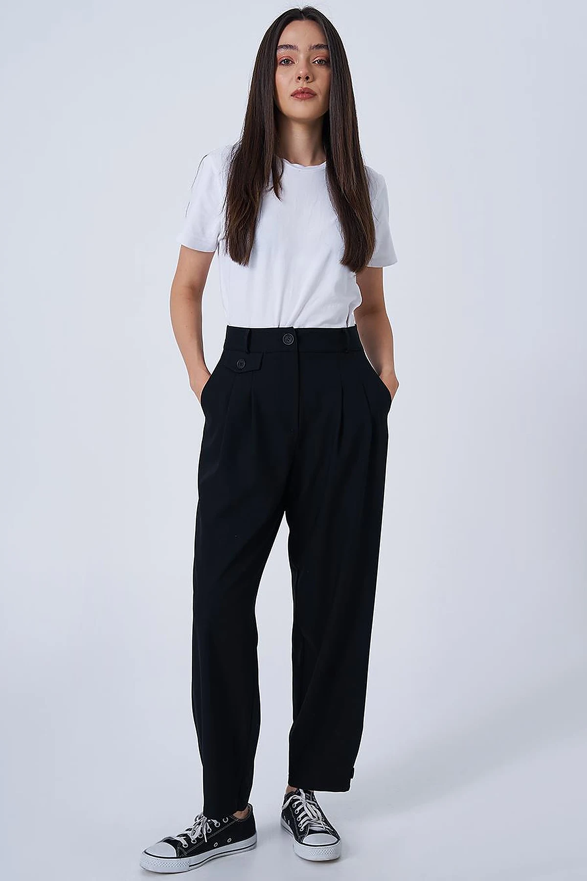 Buttoned-Hem Tapered Pants Black