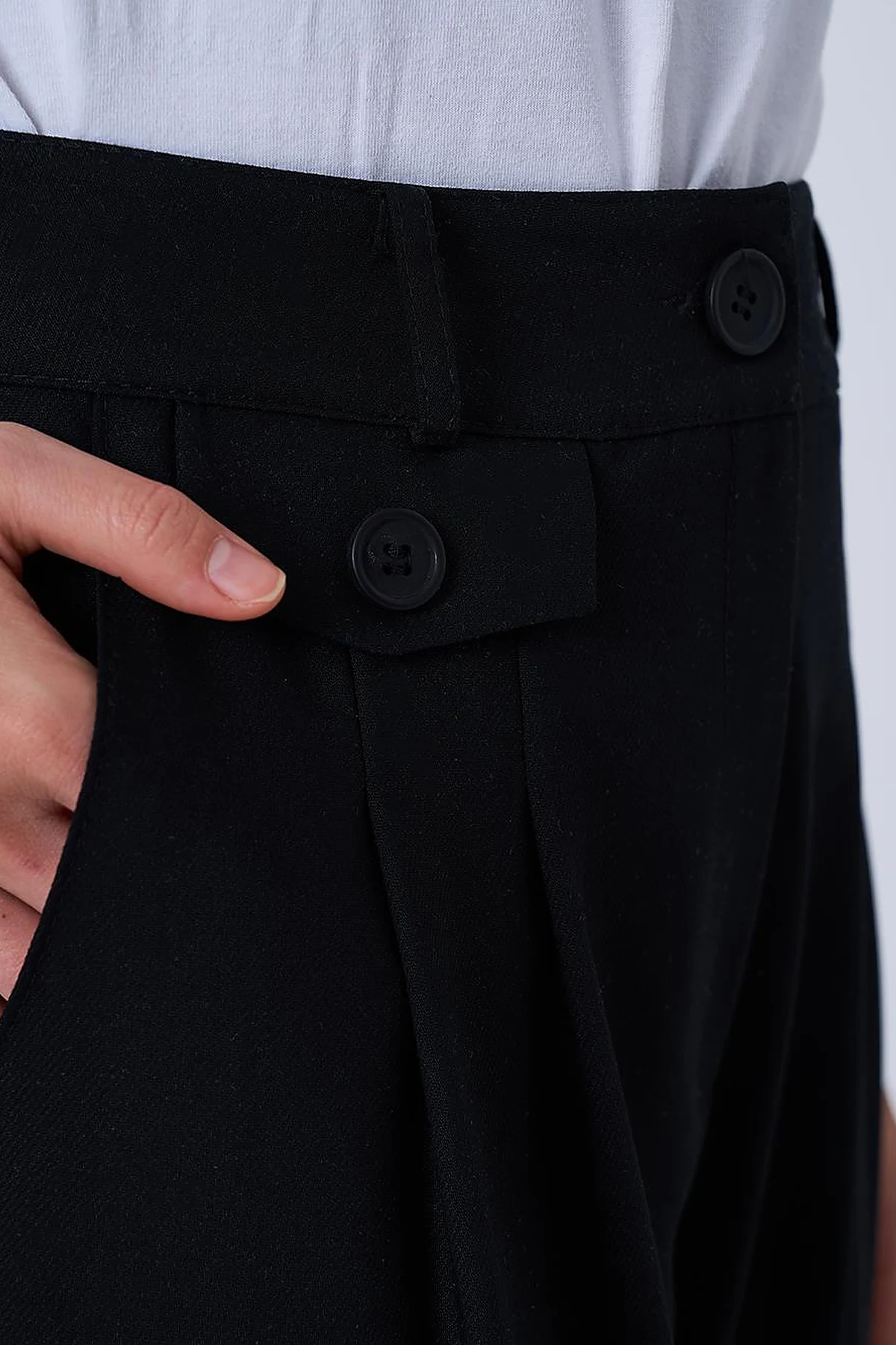 Buttoned-Hem Tapered Pants Black