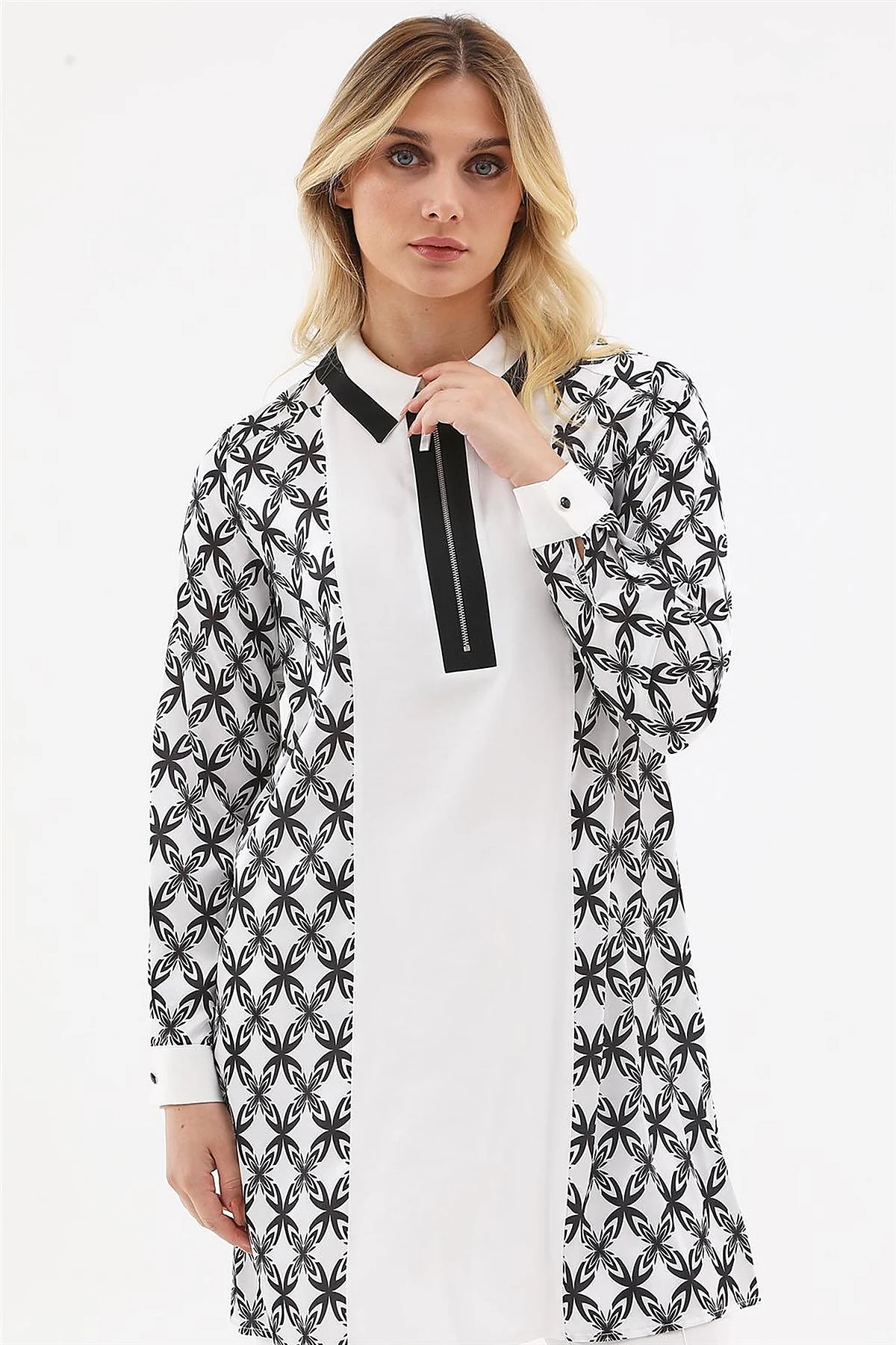 Half-Zip Closure Patterned Tunic in Black