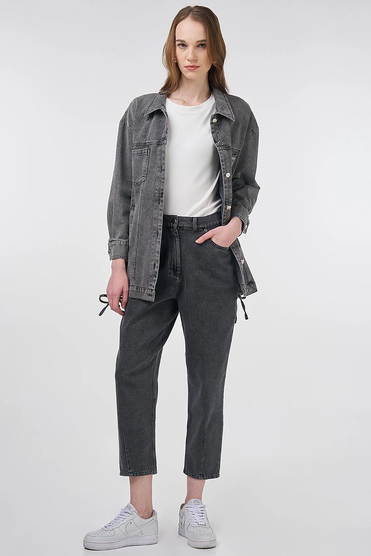 Carrot-Cut Denim Pants with Pocket Details in Anthracite