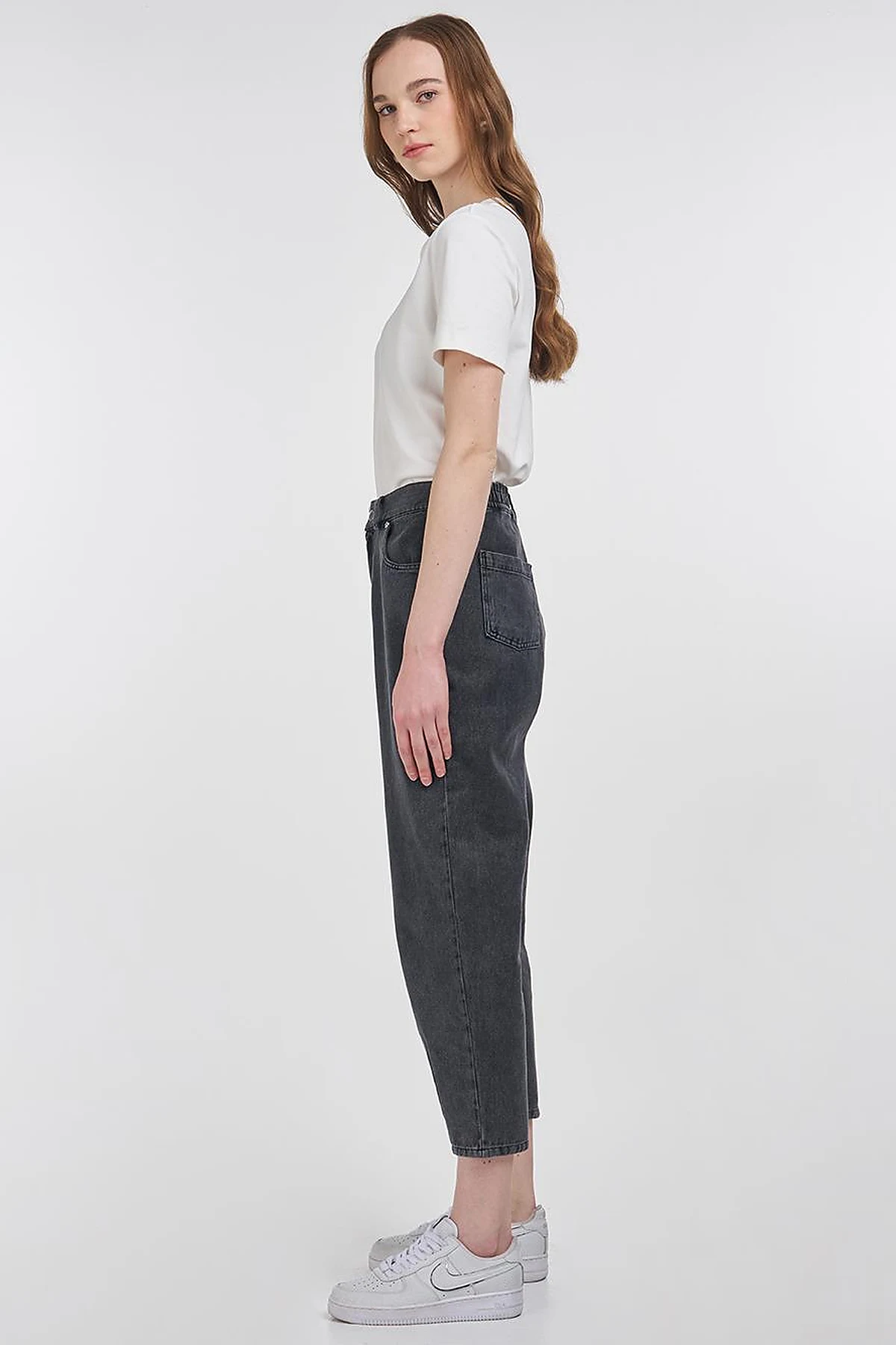 Carrot-Cut Denim Pants with Pocket Details in Anthracite