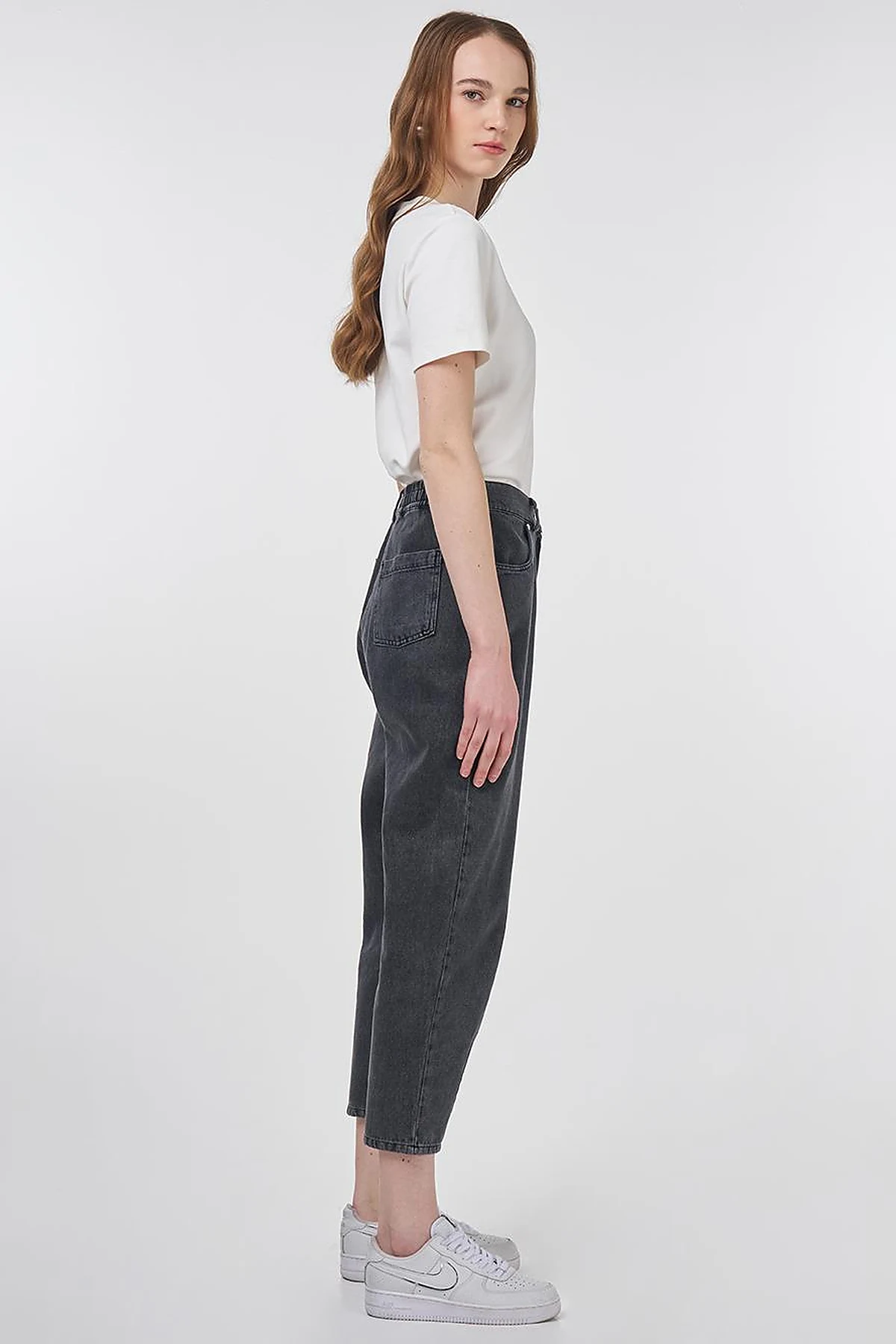 Carrot-Cut Denim Pants with Pocket Details in Anthracite