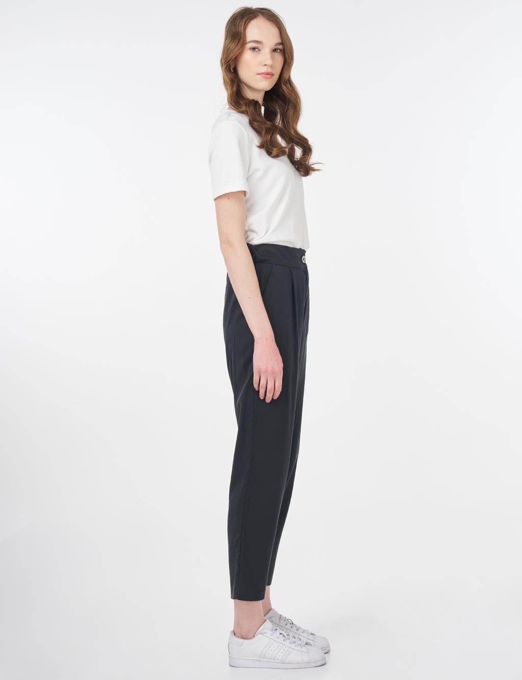Pleat Detail Carrot Pants Black