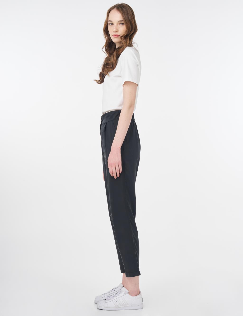 Pleat Detail Carrot Pants Black