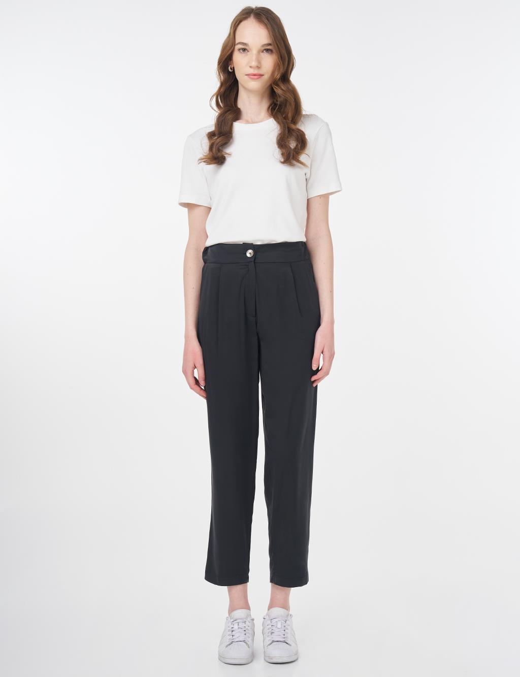 Pleat Detail Carrot Pants Black