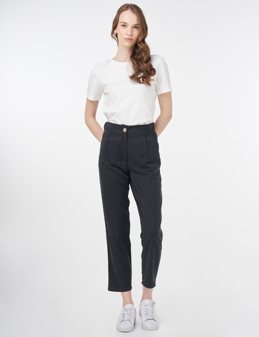 Pleat Detail Carrot Pants Black