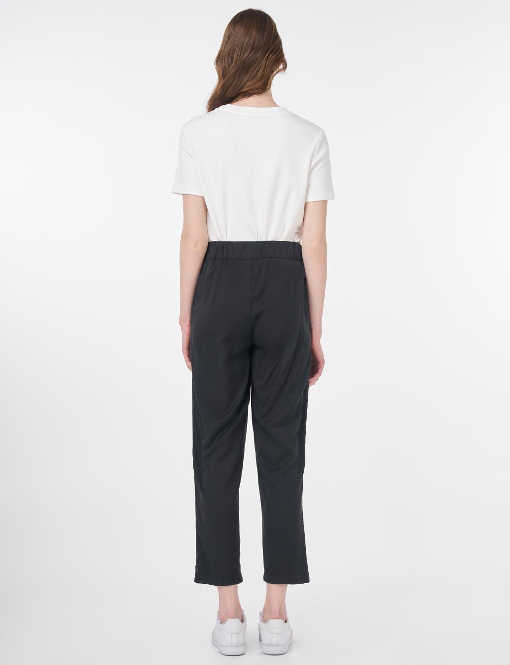 Pleat Detail Carrot Pants Black