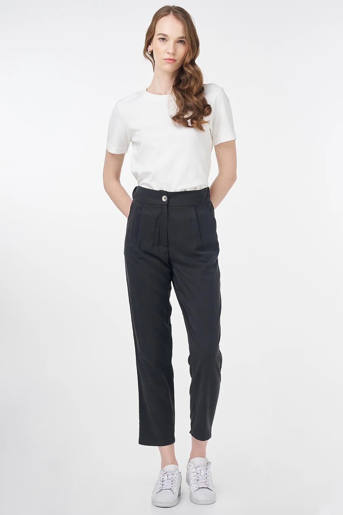 Pleat Detail Carrot Pants Black