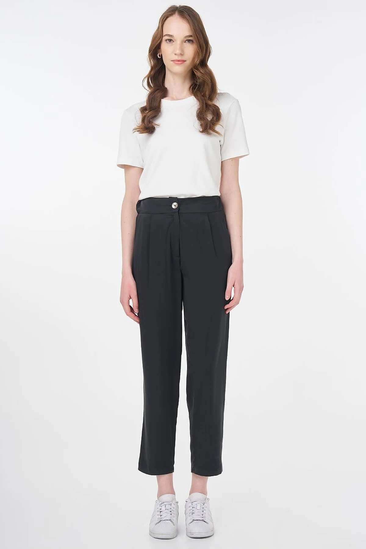 Pleat Detail Carrot Pants Black