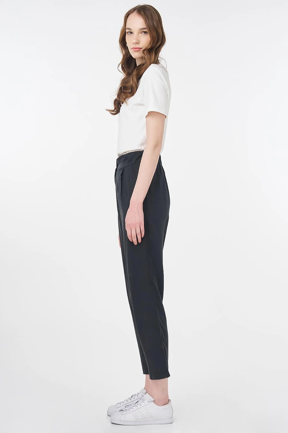 Pleat Detail Carrot Pants Black