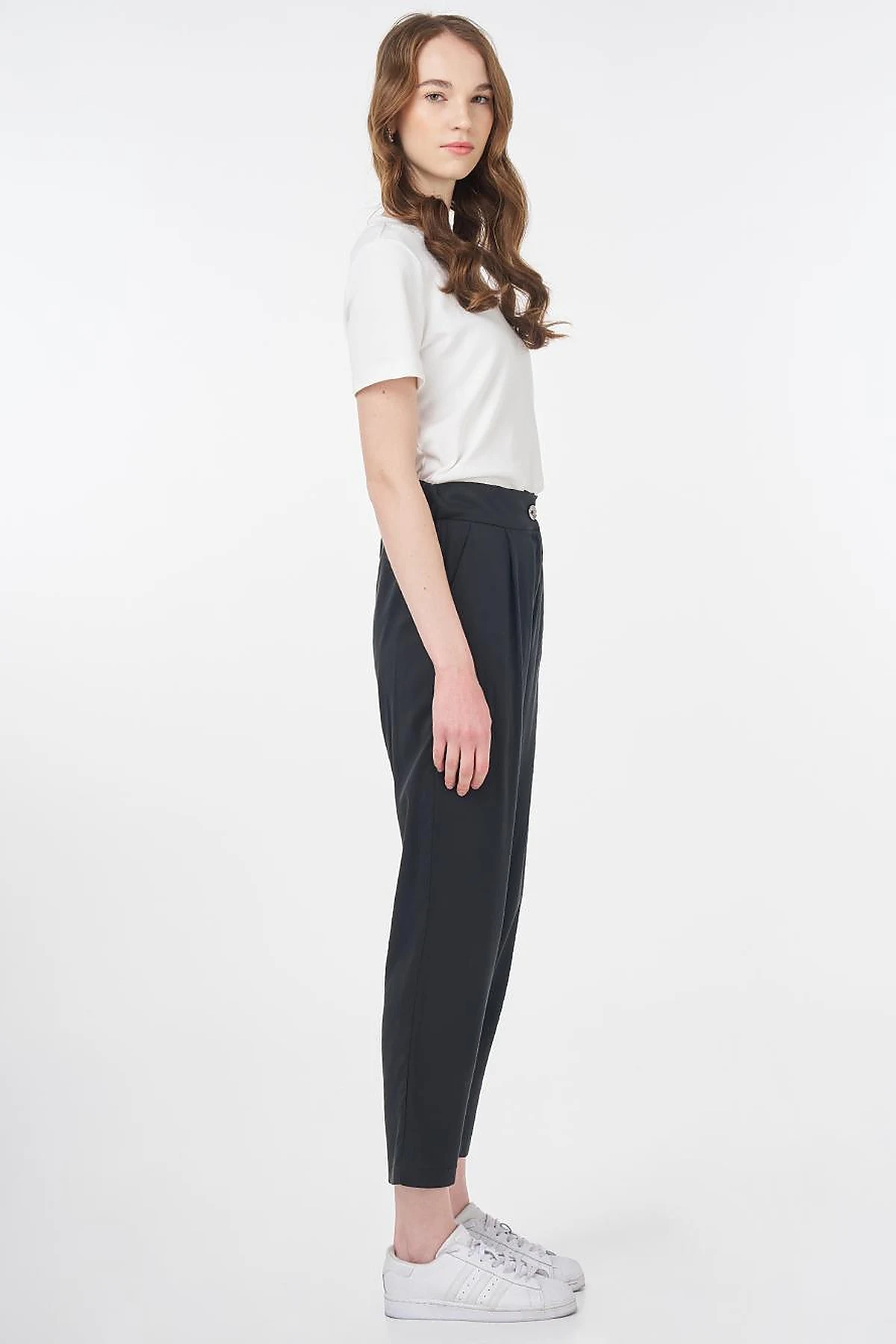 Pleat Detail Carrot Pants Black