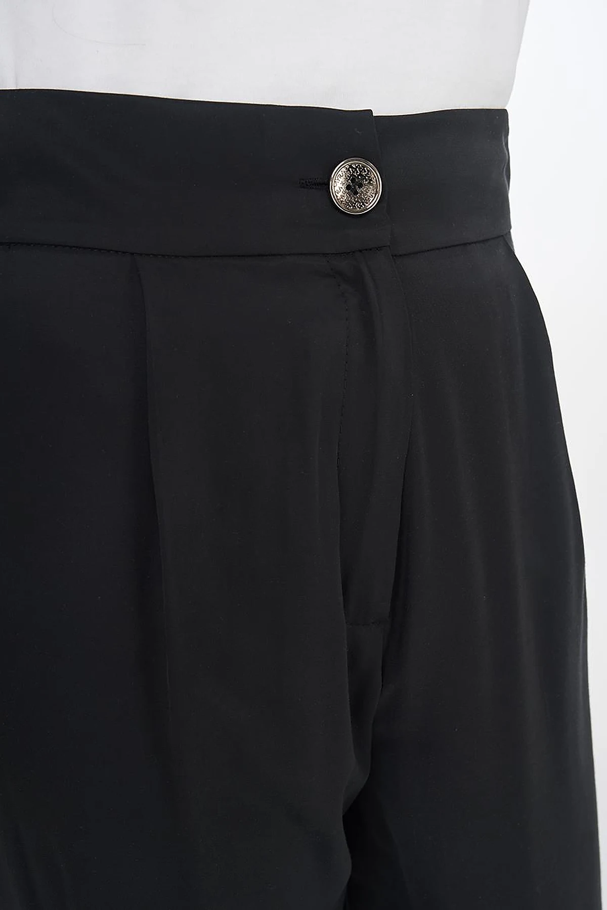 Pleat Detail Carrot Pants Black