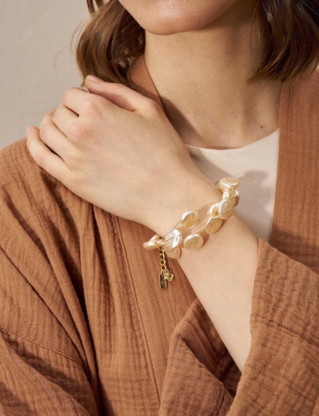 Multi-Pearl Figure Bracelet Gold