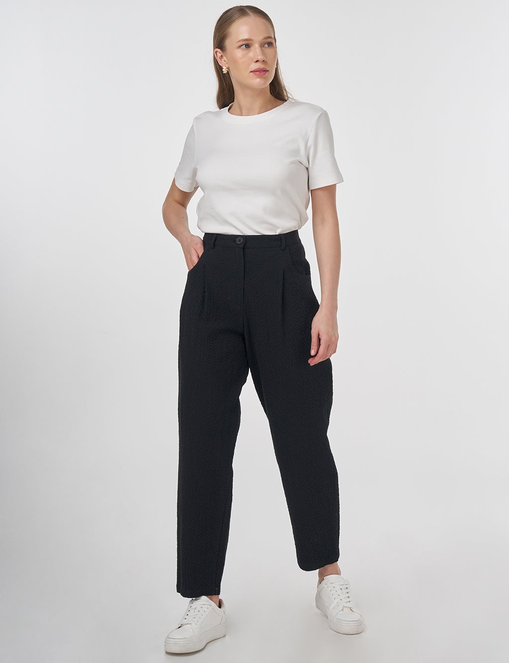 Crinkled Carrot-Cut Pants Black 