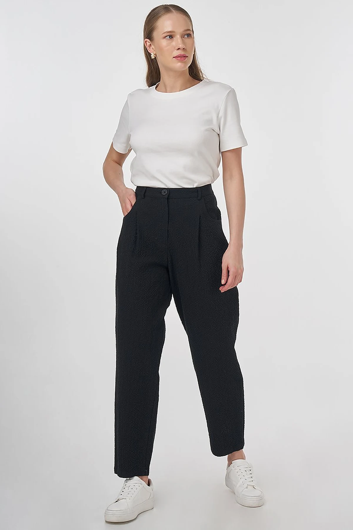Crinkled Carrot-Cut Pants Black 