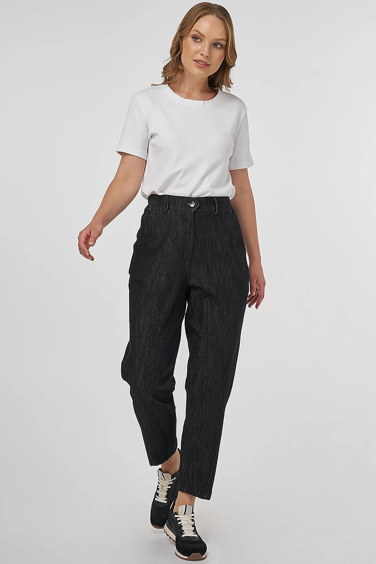 Buttoned Carrot-Cut Denim Pants Black