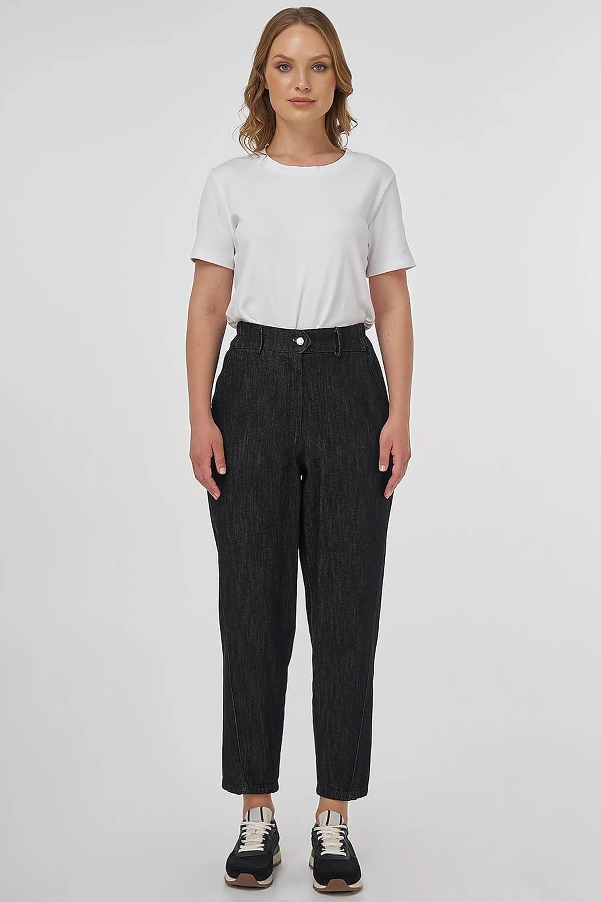 Buttoned Carrot-Cut Denim Pants Black