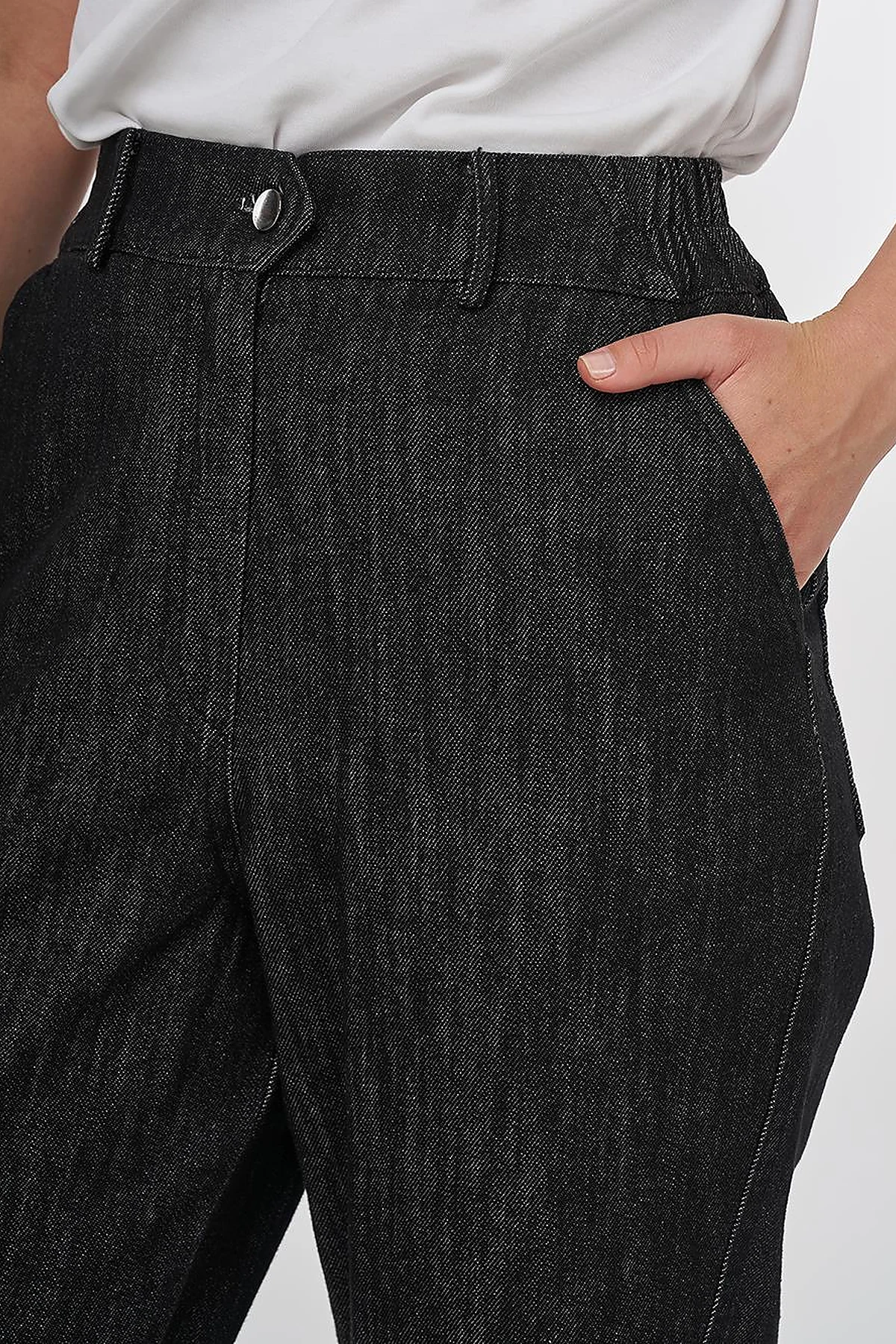Buttoned Carrot-Cut Denim Pants Black