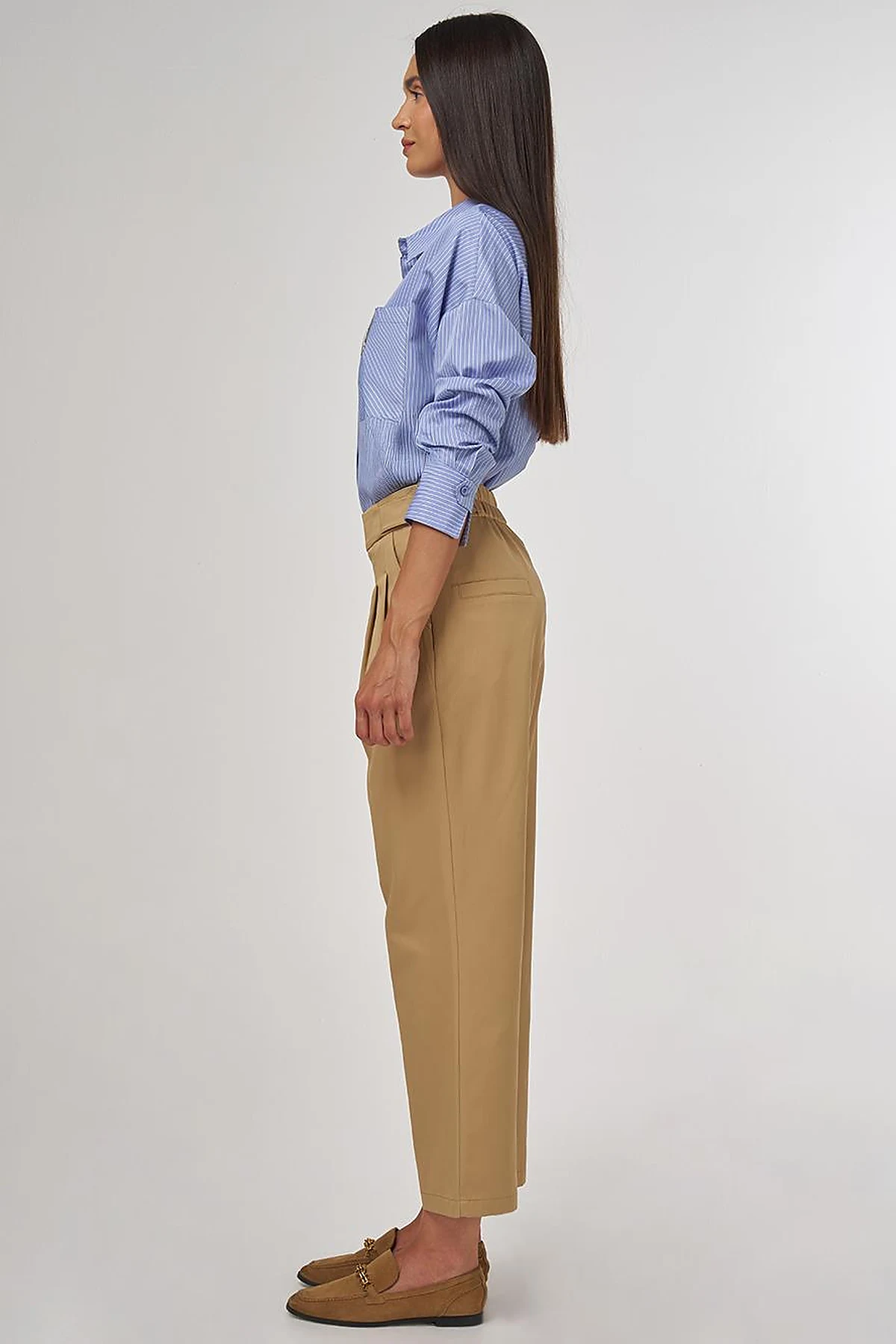 Pleated Carrot-Cut Pants Beige