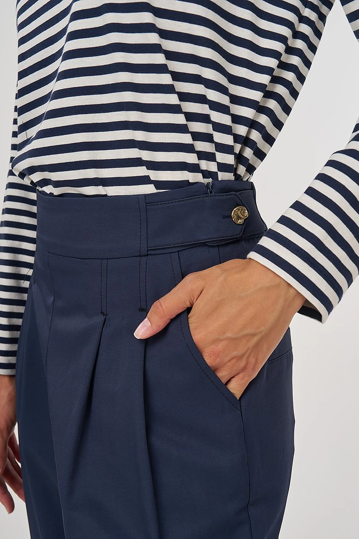 Pleated Carrot-Cut Pants Dark Navy 