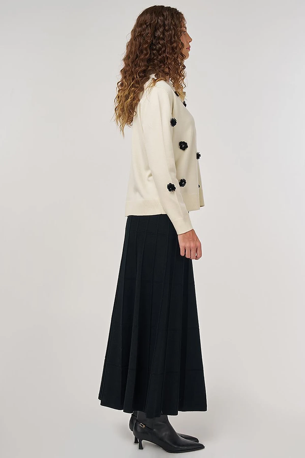 Floral Embroidered Viscose Knit Cardigan in Cream