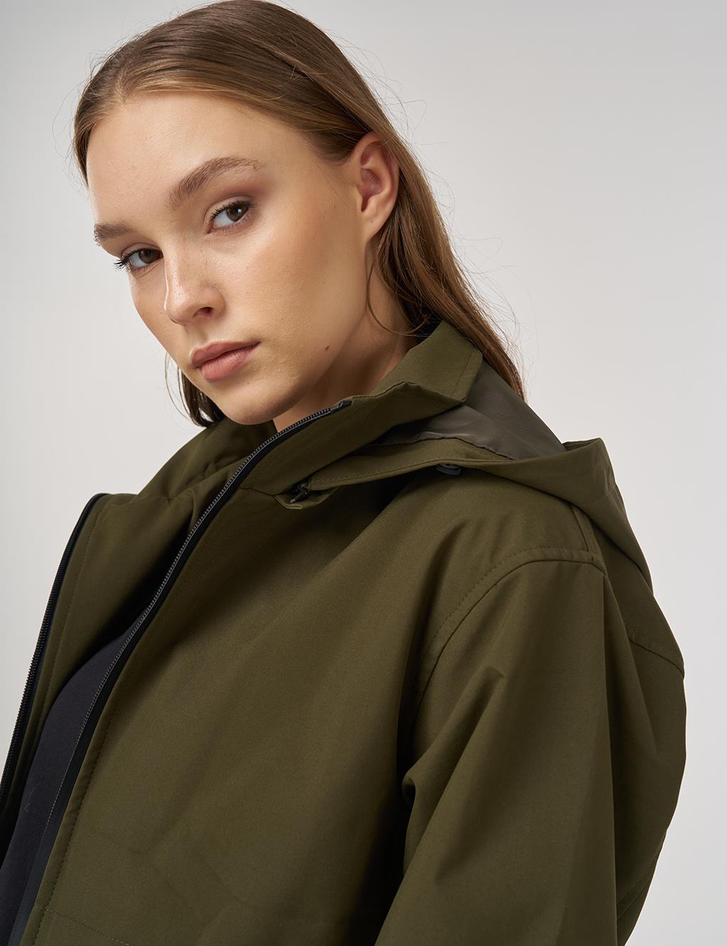 Bel Büzgülü Dik Yaka Parka Haki