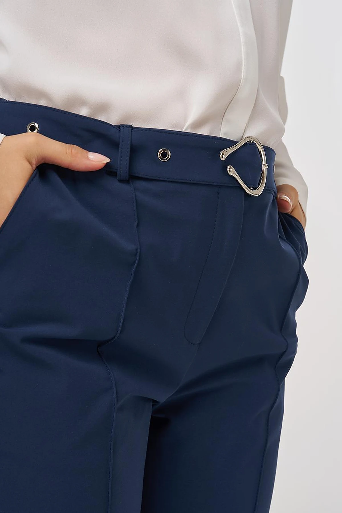 Grass-Embroidered Carrot Trousers with Elastic Waist Belt in Dark Navy
