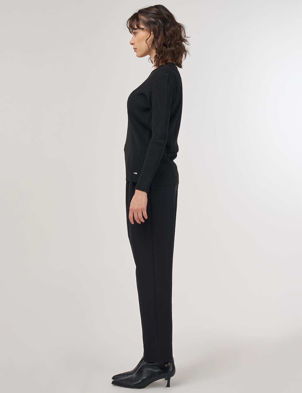 Crew-Neck Knit Sweater in Black