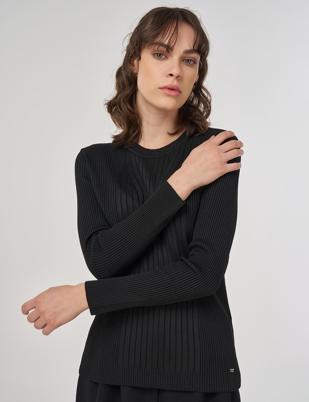 Crew-Neck Knit Sweater in Black