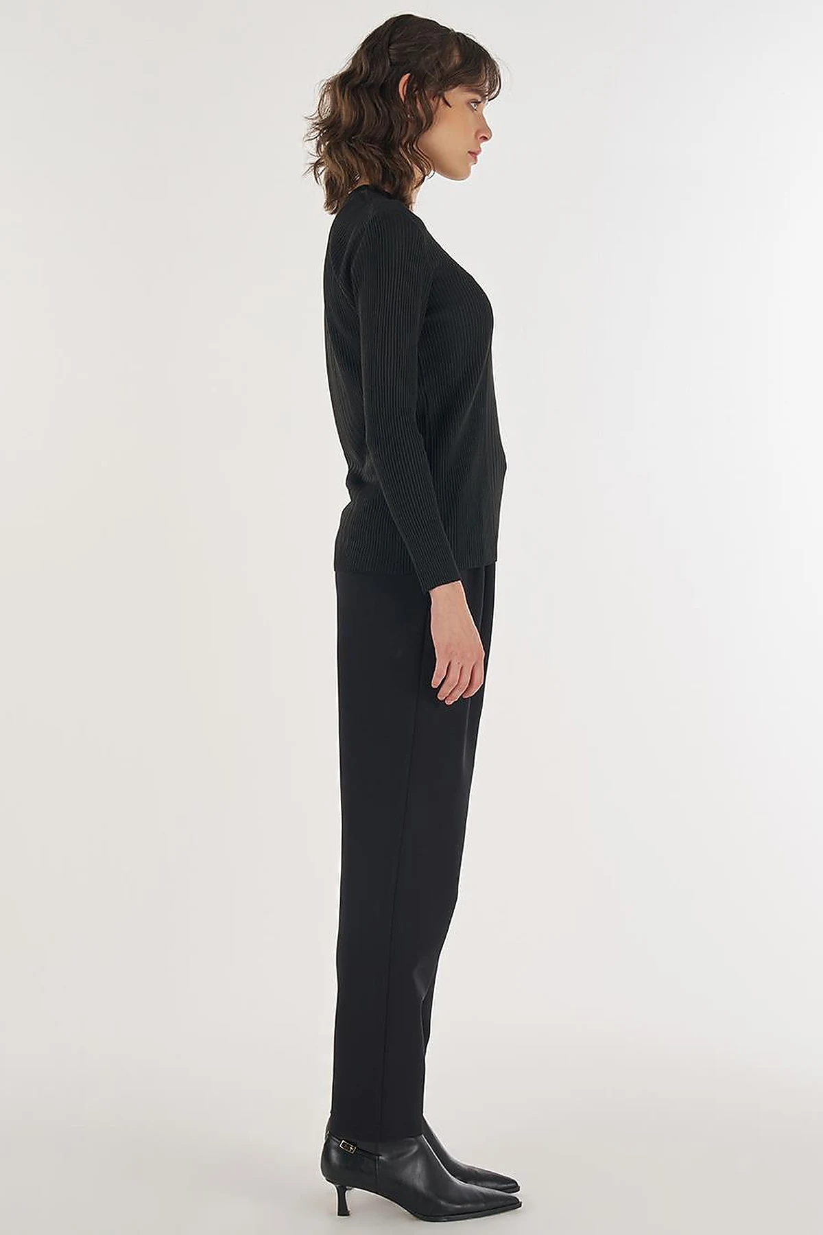 Crew-Neck Knit Sweater in Black