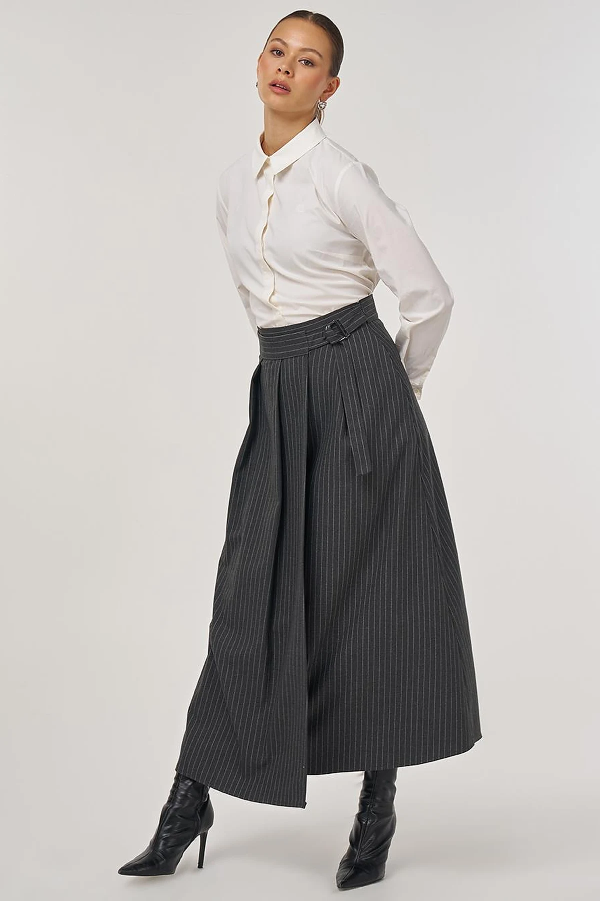Buckle-Detail Pleated Skirt – Charcoal