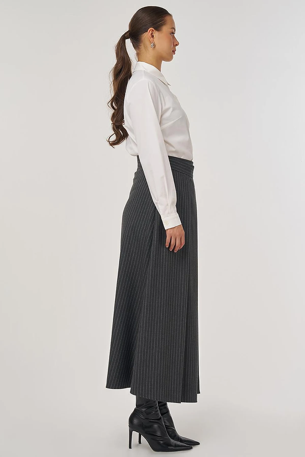 Buckle-Detail Pleated Skirt – Charcoal