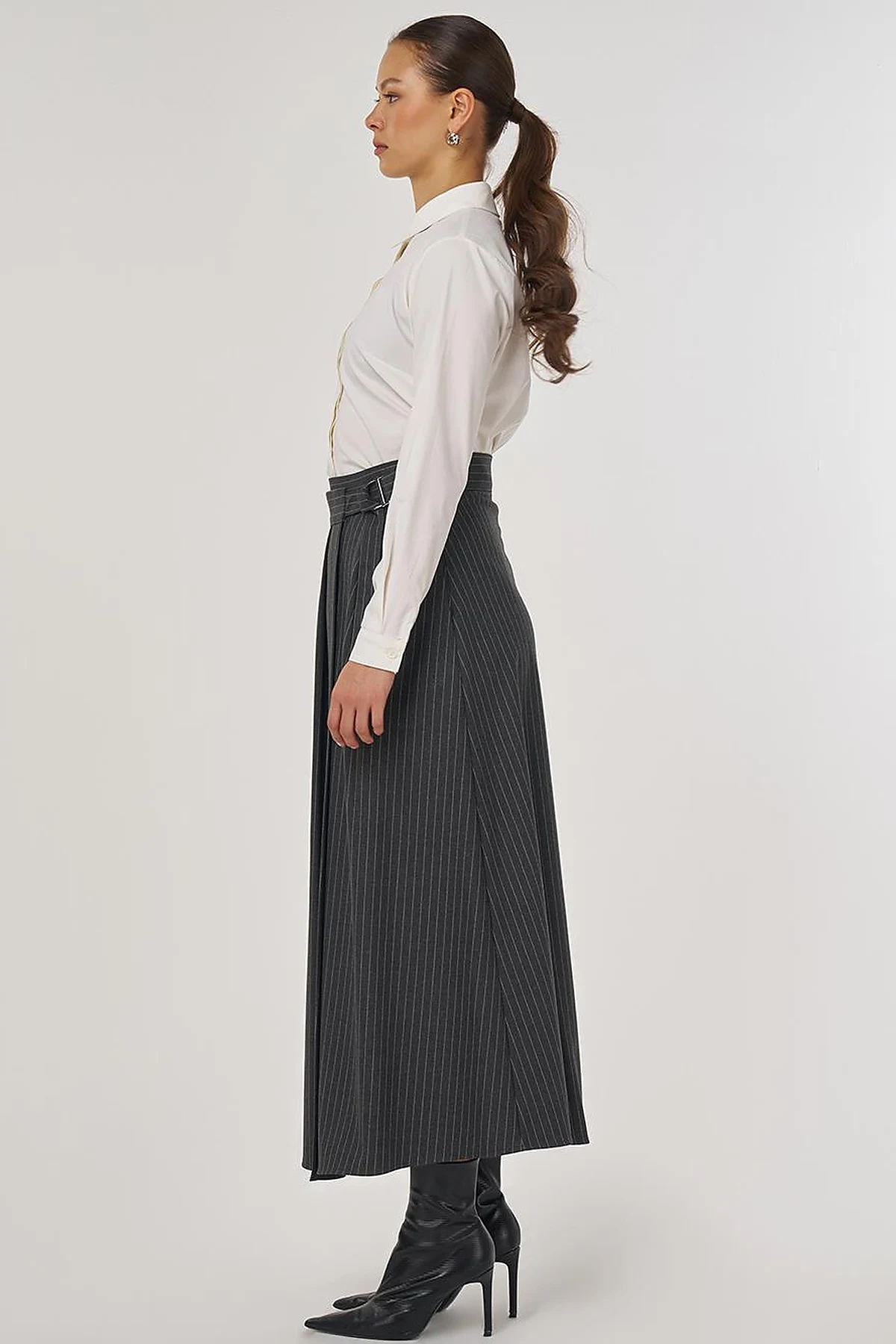 Buckle-Detail Pleated Skirt – Charcoal